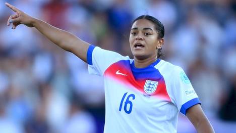 Die englische Nationalspielerin Jess Carter, Verlobte von DFB-Torfrau Ann-Katrin Berger, macht auf Instagram rassistische Kommentare publik. Ihre Teamkollegin Lucy Bronze wird daraufhin deutlich.