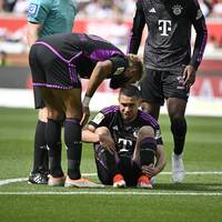 Bayern-Trainer Thomas Tuchel schont in Stuttgart mit Blick auf den Champions-League-Kracher gegen Real Madrid einige Stammkräfte. Doch schon früh sind zwei Verletzte zu beklagen.