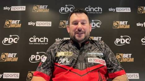 Jonny Clayton gewinnt den dritten Spieltag der Premier League of Darts und klärt im Interview mit SPORT1 ein Gerücht auf.