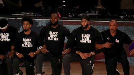 Rassismus: LeBron James (Mitte) "ist es verdammt leid"