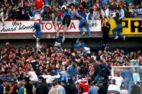 Durch die Katastrophe im Hillsborough-Stadion von Sheffield am 15. April 1989 starben 97 Menschen. Lange Jahre galten die Fans als die Schuldigen, doch mittlerweile ist die Wahrheit bekannt.