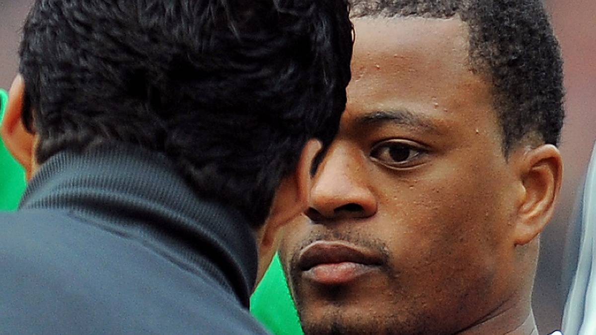 ... Patrice Evra (r.) aussetzen. Beim ersten Duell nach seiner Sperre verweigerte der Urugayer dem damaligen United-Star den Handschlag