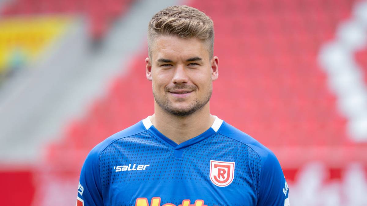 Es handelt sich dabei um den Torhüter vom Zweitligisten Jahn Regensburg: Alexander Meyer