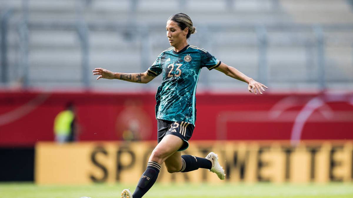 ABWEHR: Sara Doorsoun ist 31 Jahre alt und spielt bei Eintracht Frankfurt. Bislang absolvierte sie 45 Länderspiele und erzielte ein Tor. Mit der Nationalmannschaft kam sie 2022 ins EM-Finale