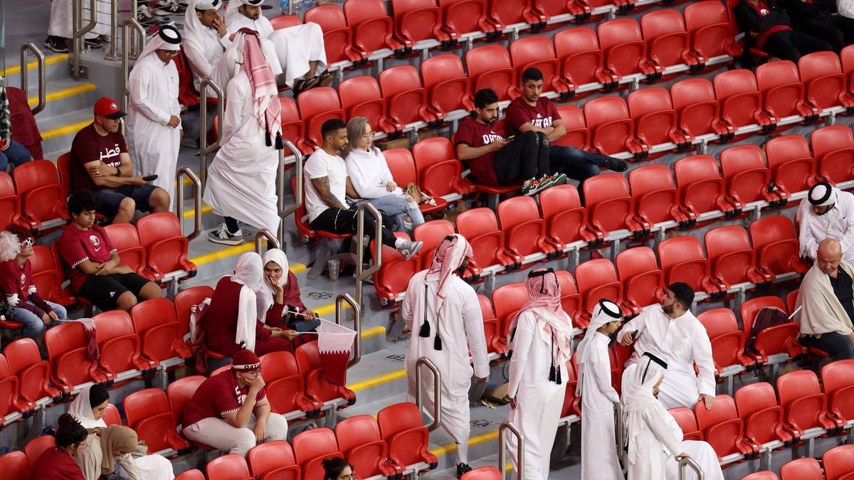 Die WM in Katar wurde mit dem Spiel Katar gegen Ecuador offiziell eröffnet. Auffällig waren jedoch die zahlreichen Fans, die das Stadion bereits weit vor Abpfiff fluchtartig verlassen hatten. 