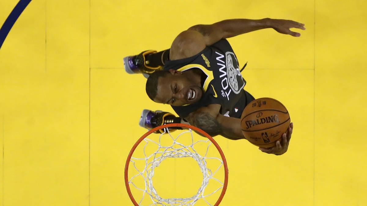 Die Mavs haben nach Informationen der "Dallas Morning News" dagegen "null Interesse". Obwohl die Verantwortlichen "Fans" von Iguodala seien und im Sommer Interesse hatte, will Dallas die aktuell glänzende Team-Chemie nicht durch gravierende Transfers verändern