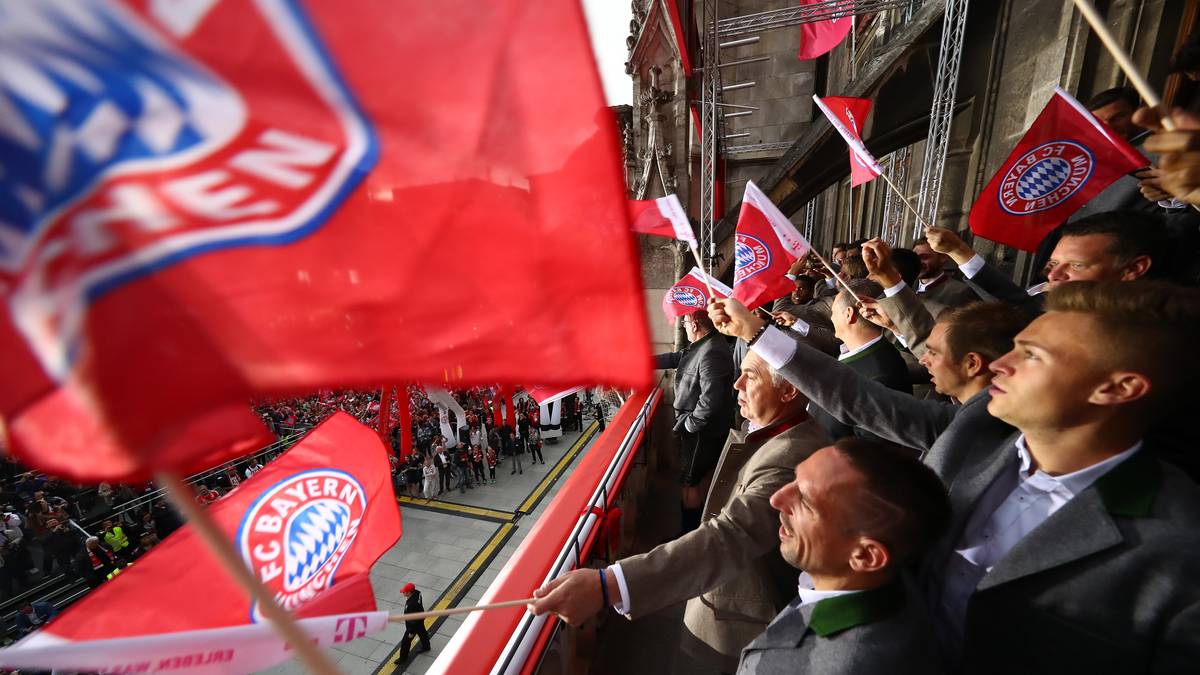 Auf dem Balkon des Rathauses angekommen, lassen sich die Bayern-Profis von den Fans feiern