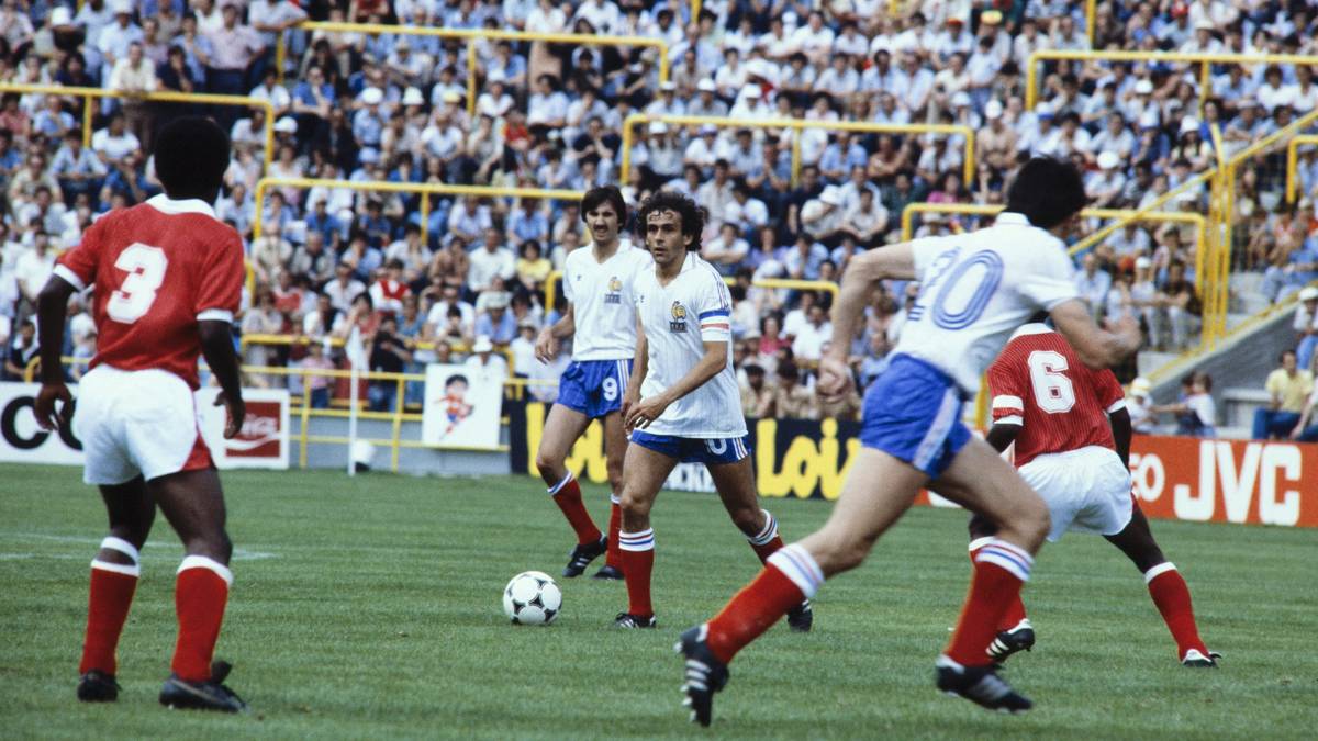 PLATZ 6 - KUWAIT (WM 1982): Ein echter Eklat ereignete sich ebenfalls bei der WM 1982 beim Vorrundenspiel zwischen Frankreich und Kuwait. Kurz vor dem Tor zum 4:1 für die Franzosen ertönte ein lauter Pfiff aus dem Publikum, das Tor aber zählte