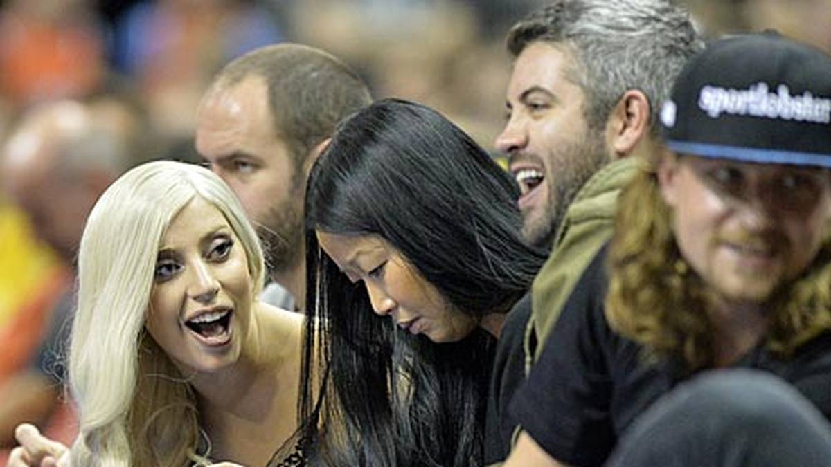 Glanz, Glamour und Stars in Berlin: NBA-Champion San Antonio Spurs kommt in die Hauptstadt - und nicht nur die Basketball-Stars geben sich beim Spiel gegen ALBA Berlin die Ehre: Sängerin Lady Gaga hat einen der begehrten Plätze am Spielfeldrand ergattert. SPORT1 zeigt die Bilder des Spiels