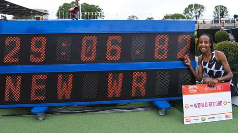 Sifan Hassan mit ihrer sensationellen Weltrekord-Zeit - die dann aber nur 50 Stunden später geknackt wurde