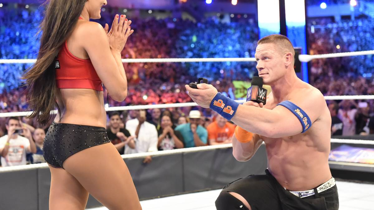 Die Holde ist ganz überwältigt und sagt natürlich "Ja" zu ihrem Muskelmann