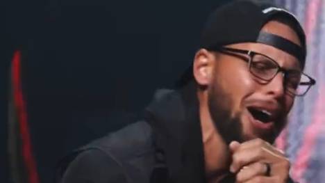 NBA-Superstar Steph Curry von den Golden State Warriors hat beim Paramore-Konzert in San Francisco sein Gesangstalent unter Beweis gestellt.