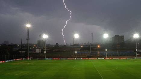 Blitz über einem Fußballstadion