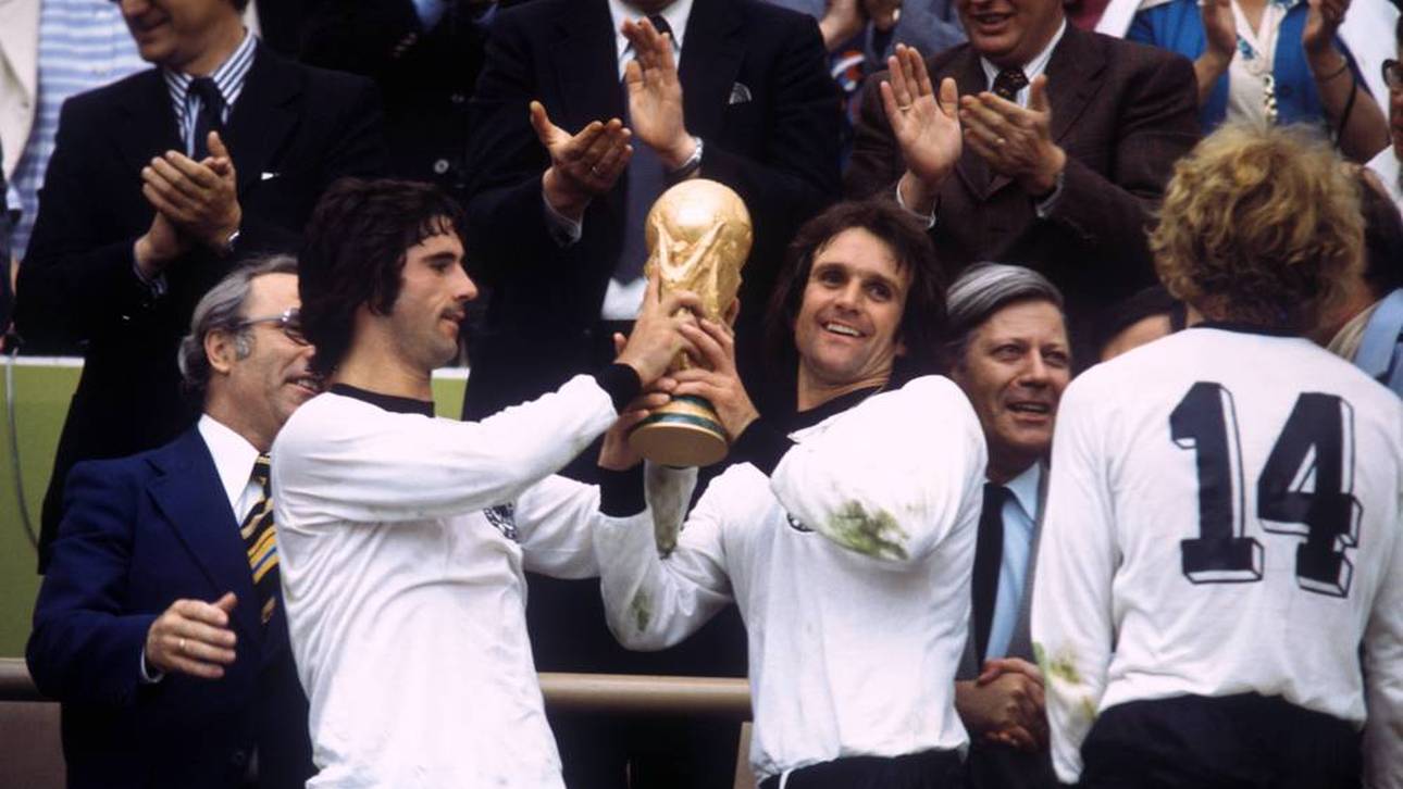 Gemeinsam mit Gerd Müller (l.) holte Overath (r.) 1974 den WM-Pokal
