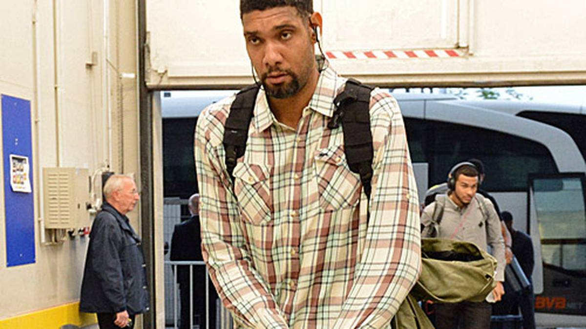 Der ewige Spurs-Star Tim Duncan läuft im Holzfällerhemd in der O2-Arena ein