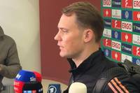 In der Mixed Zone reagiert Manuel Neuer auf den Platzverweis gegen ihn im DFB-Pokal-Spiel gegen Bayer Leverkusen.