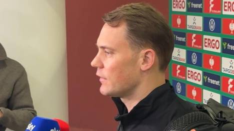 In der Mixed Zone reagiert Manuel Neuer auf den Platzverweis gegen ihn im DFB-Pokal-Spiel gegen Bayer Leverkusen.