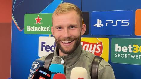 Bayern-Trainer Vincent Kompany stellt gegen Brügge die Taktik etwas um. Konrad Laimer erklärt seinen Seitenwechsel mit der Umstellung und erzählt, dass der Coach seine Taktikänderung nie erklärt hat.
