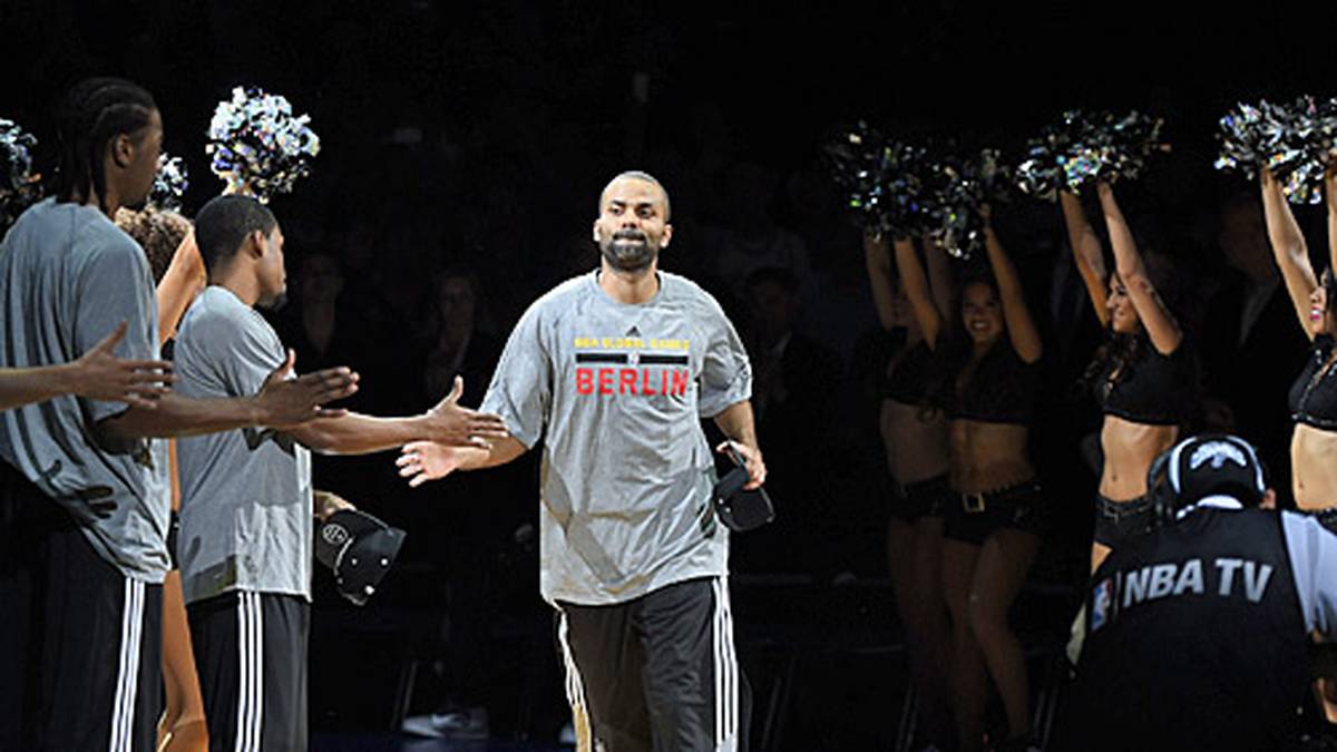 Tony Parker läuft unter dem Jubel der Fans aufs Parkett