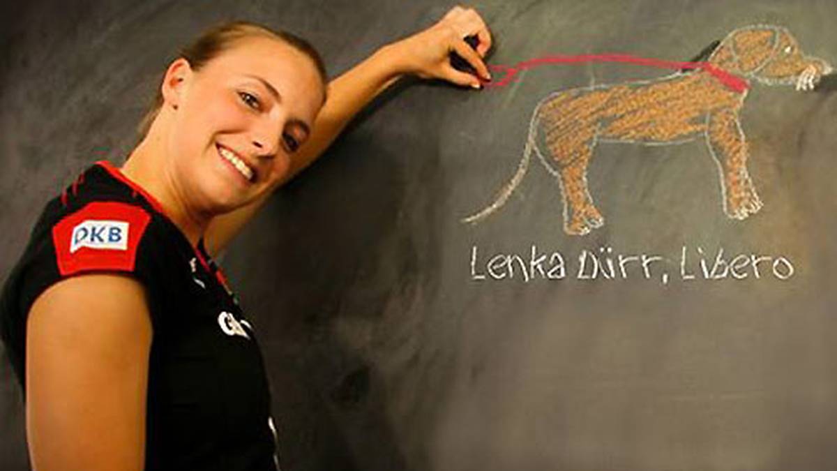 Die Bayerin spielt seit 2013 in der aserbaidschanische Superliga und gewann dort die Europaliga. Als Hobby gibt Dürr übrigens an, sich gern online um ihre Fans zu kümmern (Copyright: facebook@lenkadürr)