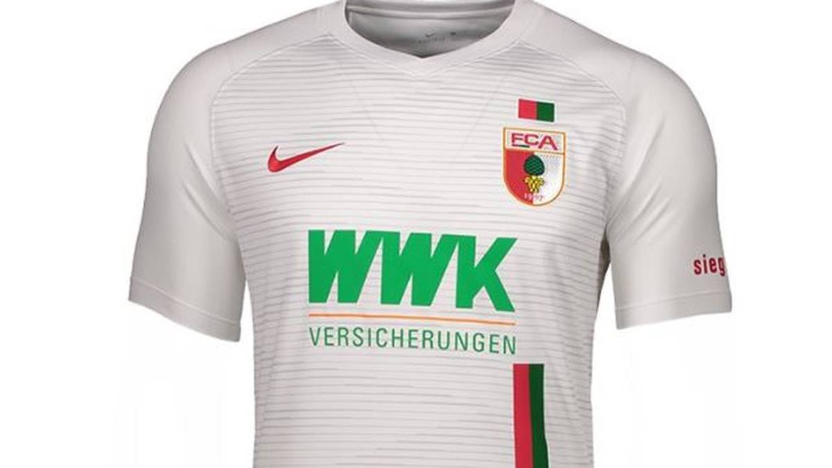 FC AUGSBURG: Die roten Ärmel sind wieder weg, das Heimtrikot der Augsburger kommt wieder weitgehend in Weiß daher. Dezente Querstreifen runden den Look ab