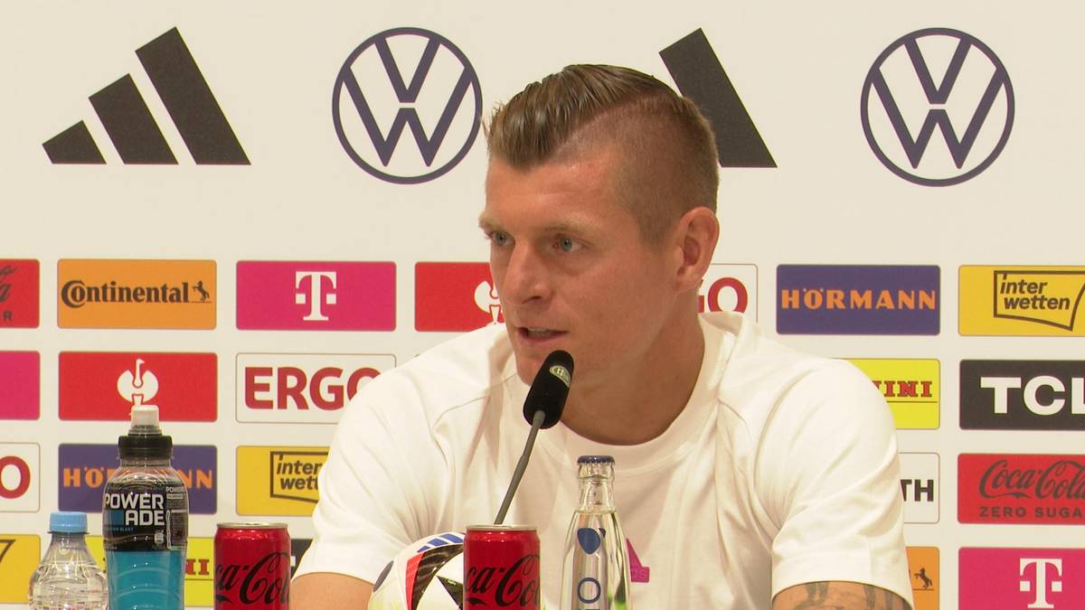 Auf einer Pressekonferenz der deutschen Fußballnationalmannschaft spricht Nationalspieler Toni Kroos über Jude Bellingham.