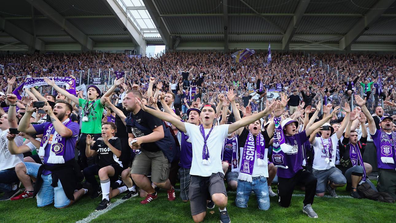 Bei den Fans von Erzgebirge Aue brachen nach dem Klassenerhalt alle Dämme