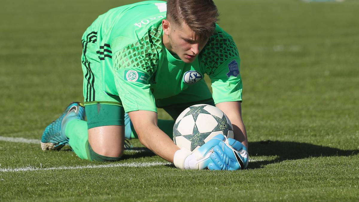 TIMON WEINER (Holstein Kiel, 18.1.1999): Erst im vergangenen Jahr kam der Essener aus dem Schalke-Nachwuchs nach Kiel und unterschrieb einen Vertrag bis Juni 2021. Der dritte Torhüter von Kiel spielte bis jetzt noch keine Minute in der 2. Bundesliga. In der Regionalliga Nord kam er in dieser Saison auf 26 Einsätze und spielte vier Mal zu null. Aktuell hat er bei der deutschen U20 einen Einsatz zu Buche stehen