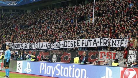 Fans von Bayer Leverkusen hielten dieses Banner hoch