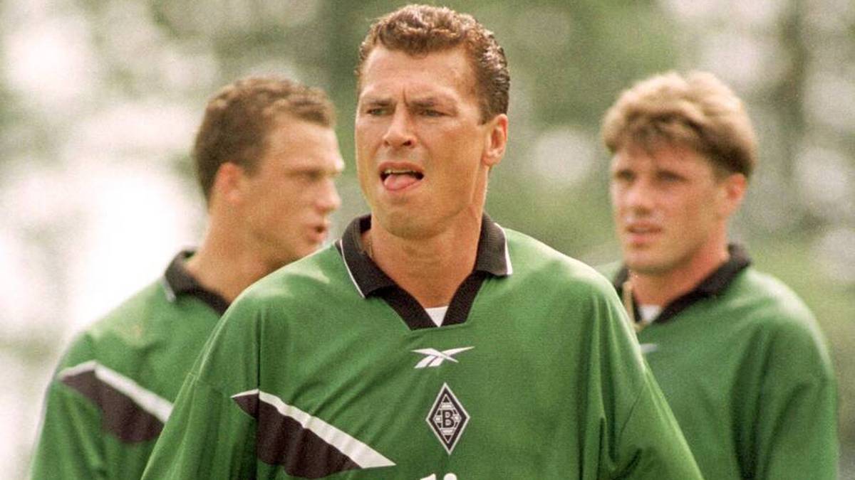 Toni Polster (vorne, hinten Sladan Asanin, l. und Michael Klinkert) trug von 1998 bis 2000 das Trikot von Borussia Mönchengladbach