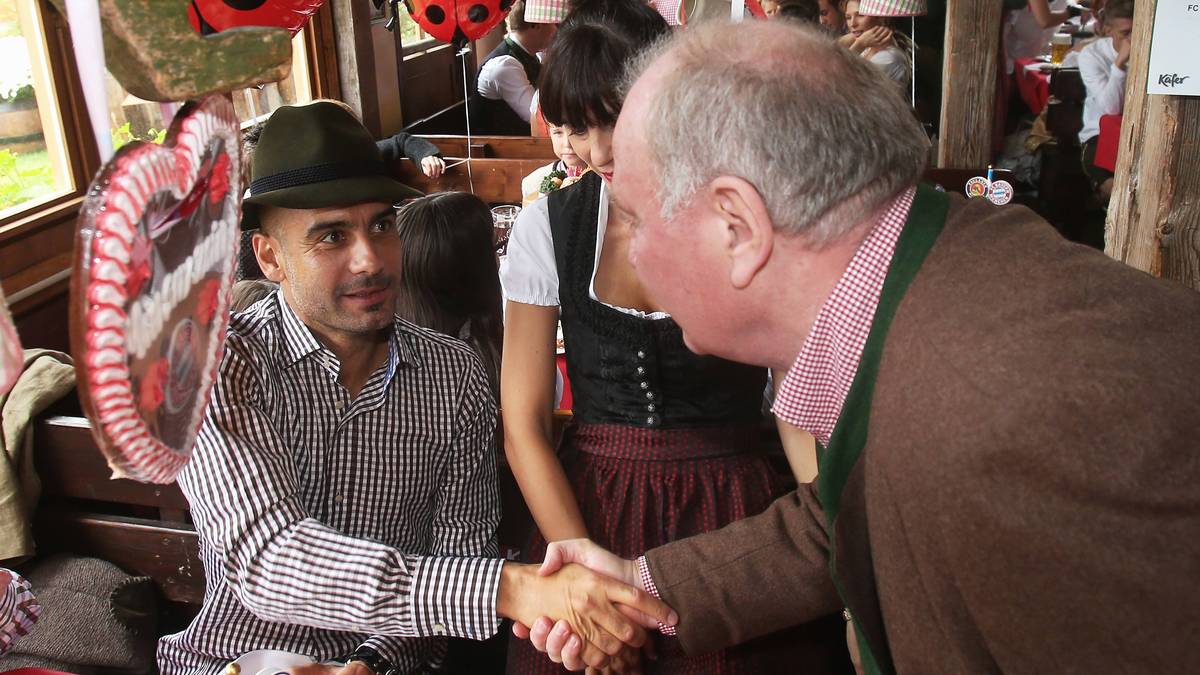 Einen Tag später traf sich Guardiola mit Bayern-Präsident Uli Hoeneß in einem Schwabinger Restaurant. Dort soll Hoeneß verraten haben, wer neuer Bayern-Trainer wird 