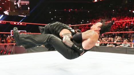 Der Undertaker bekam bei WWE Monday Night RAW den Spear von Roman Reigns ab