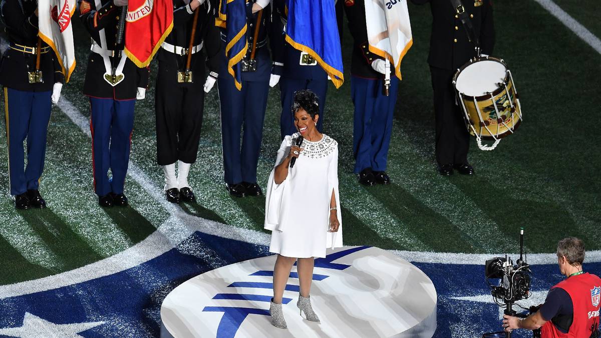 Die Nationalhymne wird in Atlanta von Gladys Knight gesungen