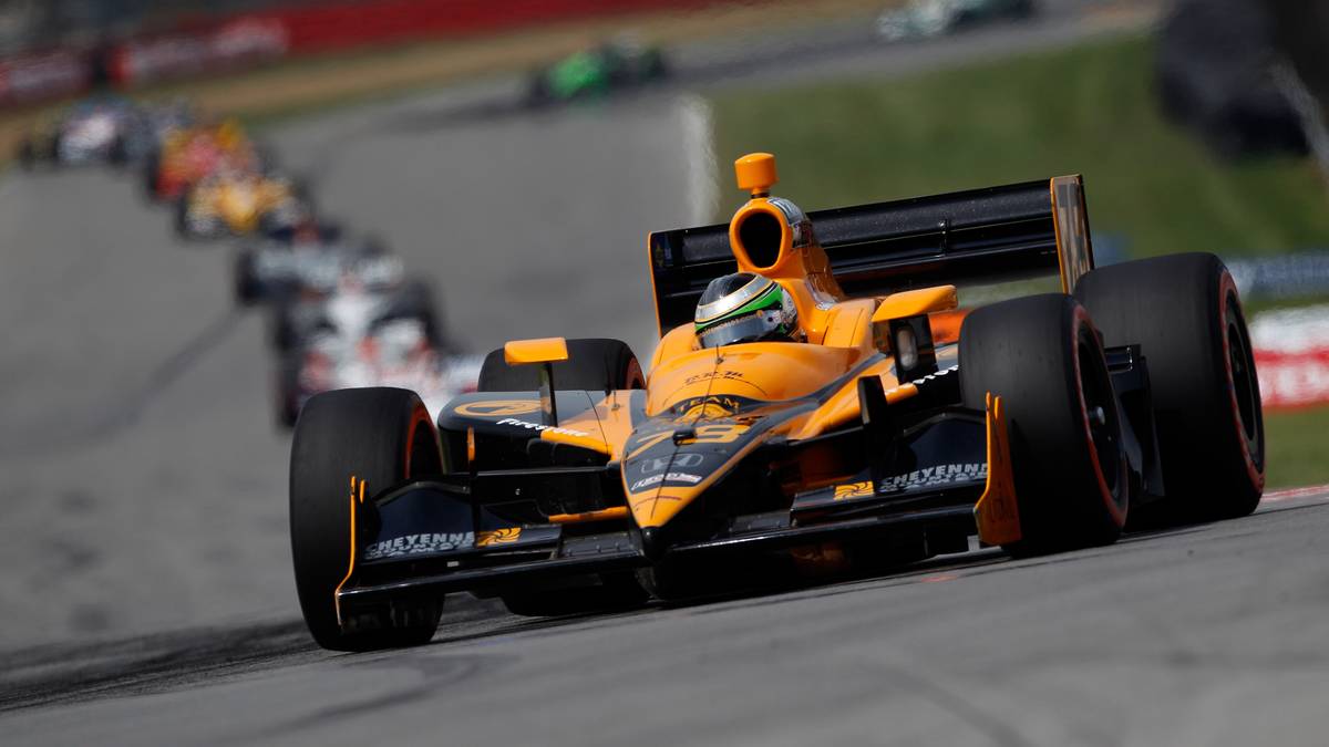 De Silvestro beginnt ihre Karriere 2002 im Kartsport. 2007 wechselt sie zur Formel BMW in die USA. Über die Atlantic Championship kommt sie 2010 zur IndyCar Series. Dort feiert sie  2013 ihren bisher größten Erfolg: In Houston wird sie Zweite und erreicht als erste Frau auf einem Straßenkurs der IndyCar-Serie einen Podiumsplatz