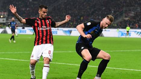 Inter Milan's Slovak defender Milan Skriniar (R) holds off AC Milan's Spanish forward Suso during the Italian Serie A football match AC Milan vs Inter Milan at the San Siro stadium in Milan on March 17, 2019. (Photo by Miguel MEDINA / AFP)        (Photo credit should read MIGUEL MEDINA/AFP/Getty Images)