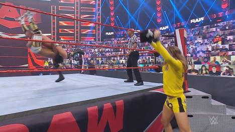 Bei WWE Monday Night RAW trifft Randy Orton auf Xavier Woods - und überrascht damit, dass er die Aktion mit dem Finisher seines Partners Riddle beendet.