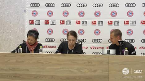 Am Rande der ersten Pressekonferenz des FC Bayern in Tokio kam es zu einer sehr kuriosen Szene.