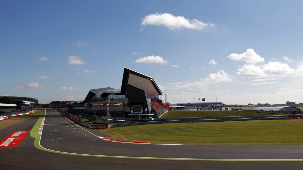 SILVERSTONE/ENGLAND, 10. Juli: Nur eine Woche später geht es in die Heimat von Lewis Hamilton. Große Regen-Gefahr sorgt hier oft für große Spannung