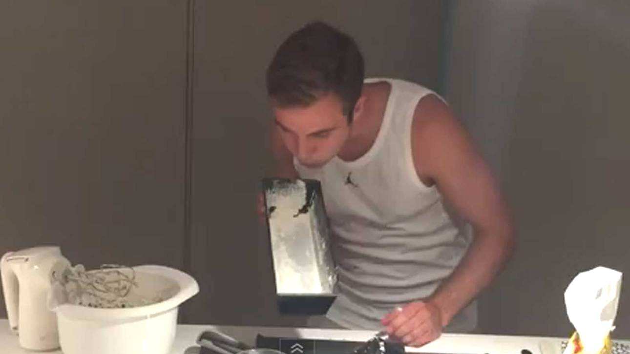 Götze backt Kuchen für Fan