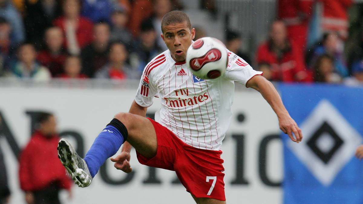 MOHAMED ZIDAN (2007) – Der Ägypter kommt nach einer überzeugenden Zeit in Mainz, in der er 30 Treffer in 57 Spielen erzielte, für knapp 6,5 Millionen Euro. Nach einer Spielzeit zieht es den Offensivspieler zu Borussia Dortmund. Der HSV streicht weniger als die Hälfte des Kaufbetrages (2,8 Millionen) ein