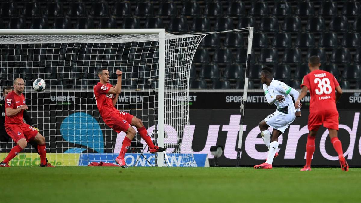 Breel Embolo of Borussia Mönchengladbach scores