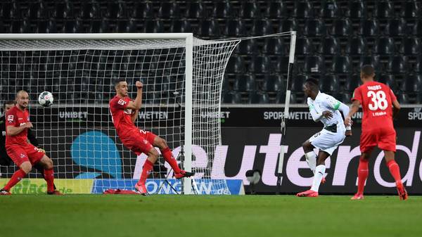 Breel Embolo of Borussia Mönchengladbach scores