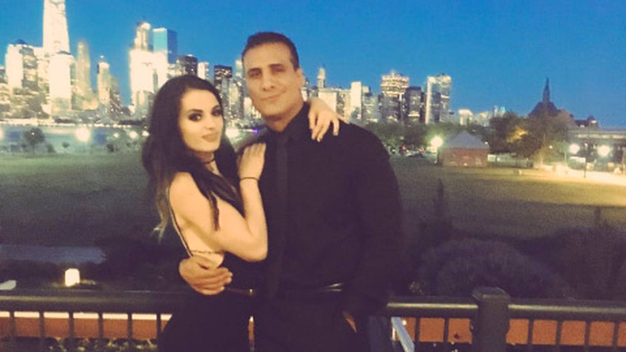 Wrestlerin macht Antrag im Ring