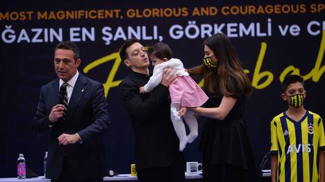 Mesut Özil ist bei seinem neuen Klub vorgestellt worden. Fenerbahce fährt groß auf und huldigt ihren neuen Heilsbringer.