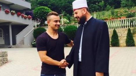 Xherdan Shaqiri schüttelte im Kosovo dem Imam Shefqet Krasniqi die Hand