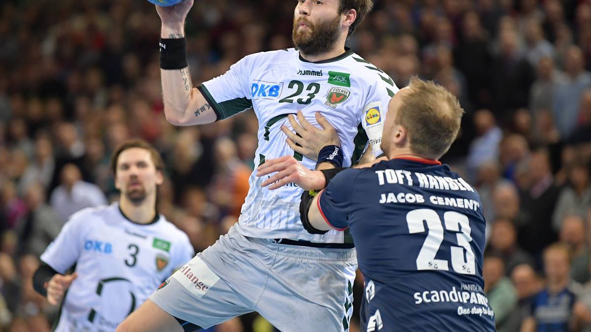 Zur genaueren Erklärung: Bei Punktgleichheit entscheidet das bessere Torverhältnis, sollte die Differenz gleich sein, gibt es ein Entscheidungsspiel. Stehen die beiden Mannschaften am Ende mit gleich vielen Punkten da, sind die Löwen gegenüber Flensburg im Vorteil. Sie haben +202 Tore, die SG +142 Tore