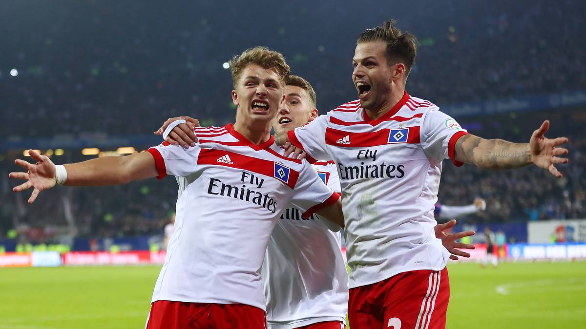 Arp (l.) feiert mit Diekmeier den ersten HSV-Sieg nach zuletzt sieben Niederlagen aus den vergangenen acht Partien 