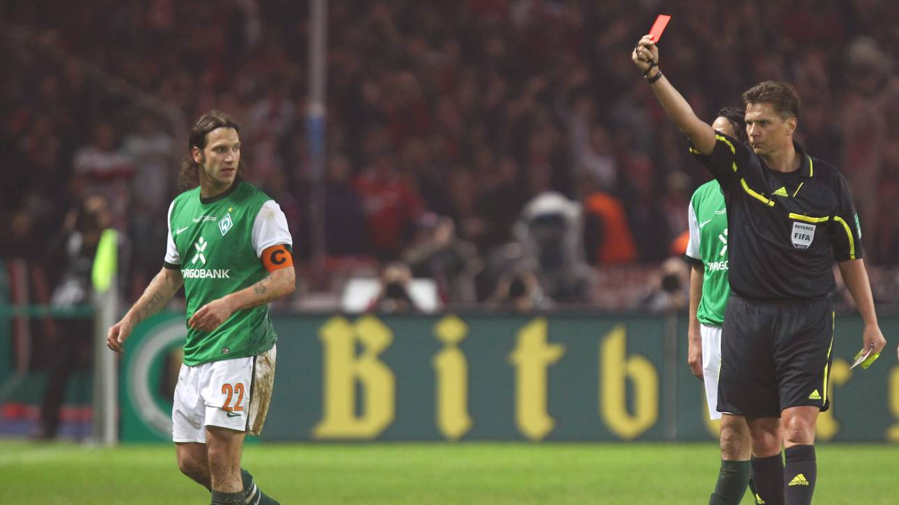 Thorsten Kinhöfer zeigt Torsten Frings von Werder Bremen die Rote Karte
