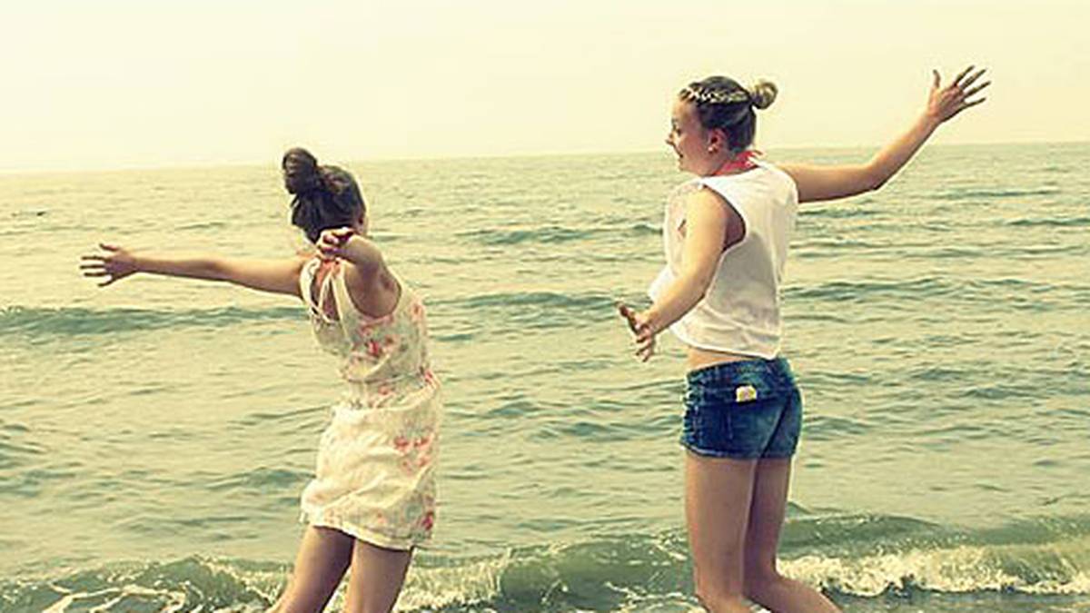 Sie macht auch im knappen Strandoutfit eine gute Figur. Die Sprungkraft ist nicht nur in der Halle vorhanden (Copyright: facebook.com/jennifer.geerties)