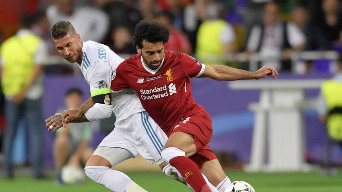 Sergio Ramos (l.), damals Real Madrid, foult und verletzt im Champions-League-Finale 2018 Mohamed Salah vom FC Liverpool